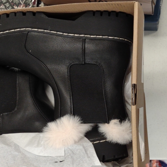 Portland Helena 7.5 and 9 black faux fur boot - Picture 3 of 4